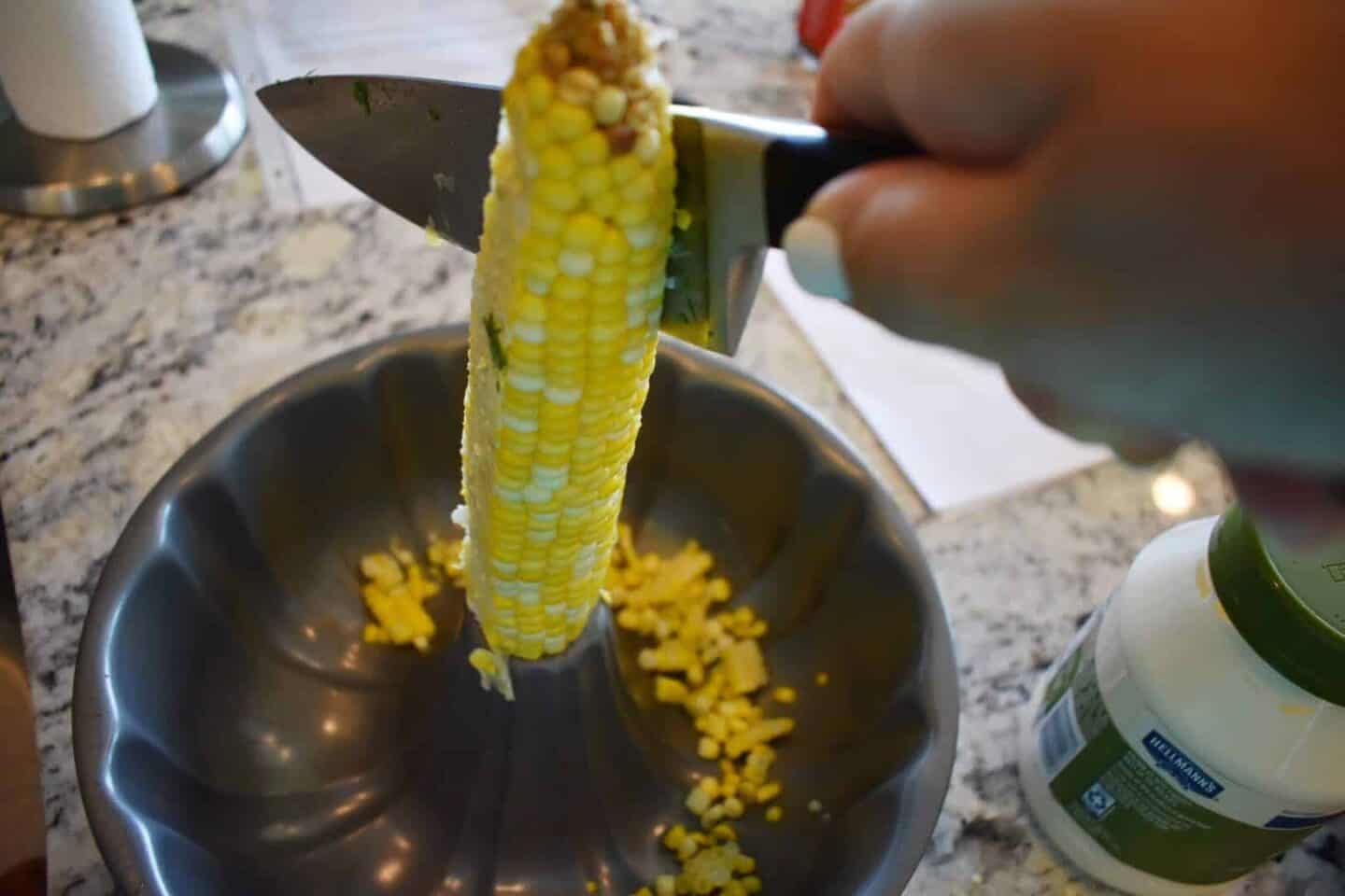 how to cut corn on the cob