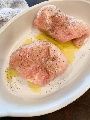 place-seasoned-chicken-breasts-on-olive-oil