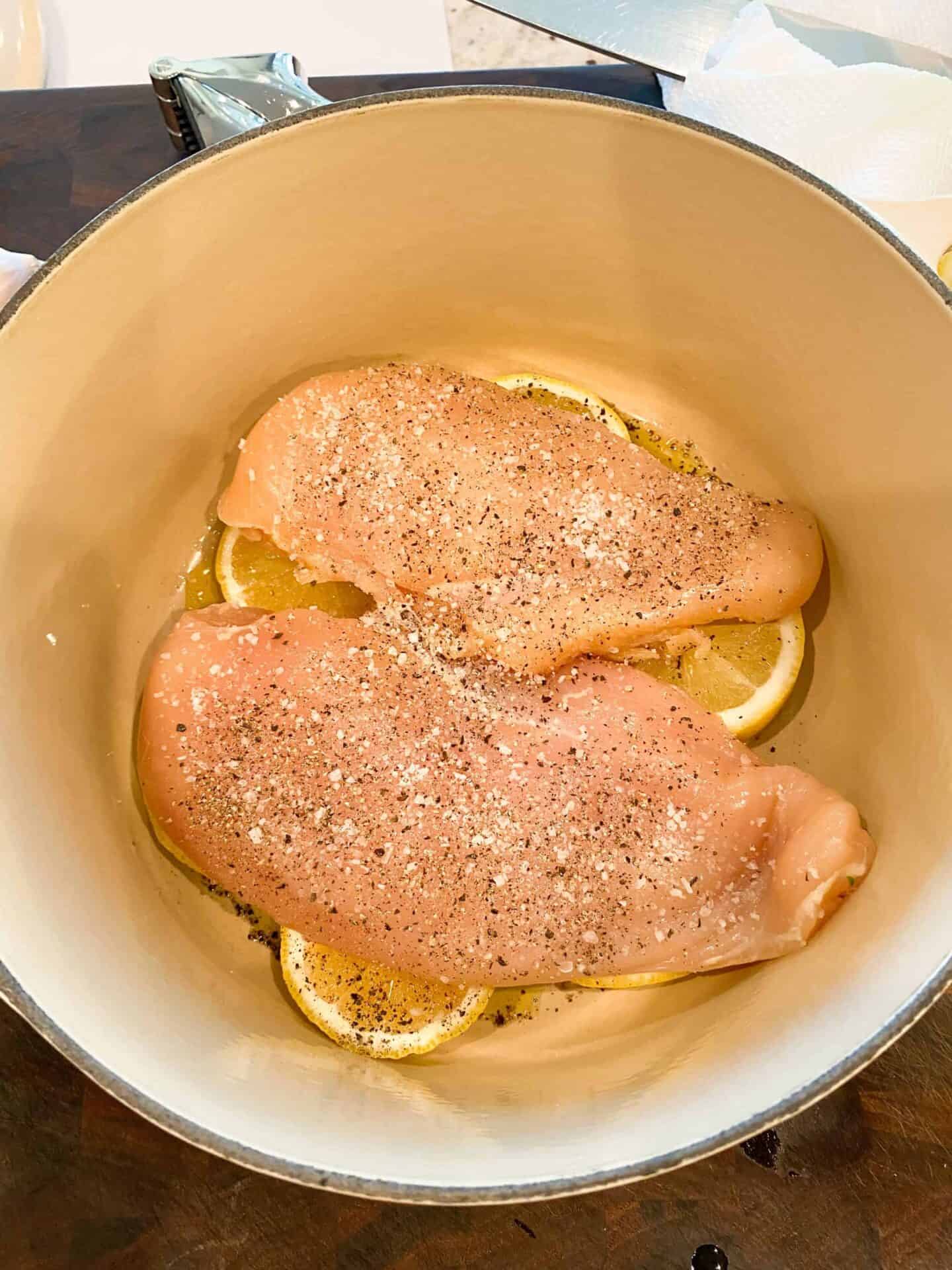 place-seasoned-chicken-breast-on-lemon-slices