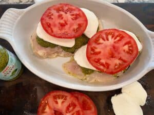 place-sliced-tomatoes-over-mozzarella