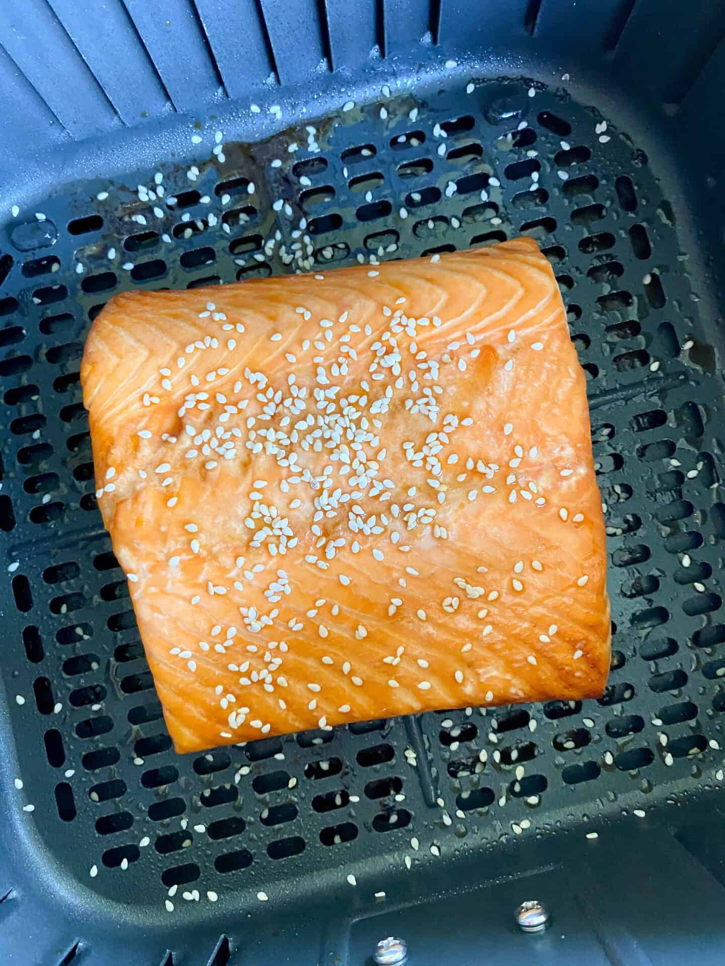 air fryer salmon garnish with sesame seeds